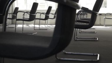Kilitleme sırasında Boş Büyük Konferans Salonundaki Sosyal Mesafeli Sandalyeler. Kapat, Düşük Açı, Kapalı