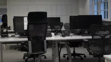 Kilitleme sırasında ofis binasındaki boş masa ve sandalyelerin görüntüsü. Kilitli