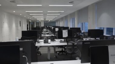 Kilitleme sırasında ofis binasındaki boş masa ve sandalyeler. Kilitli