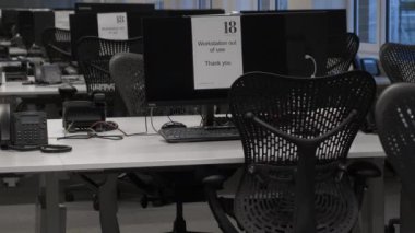Ofis katındaki boş masaların manzarası. Kilitli