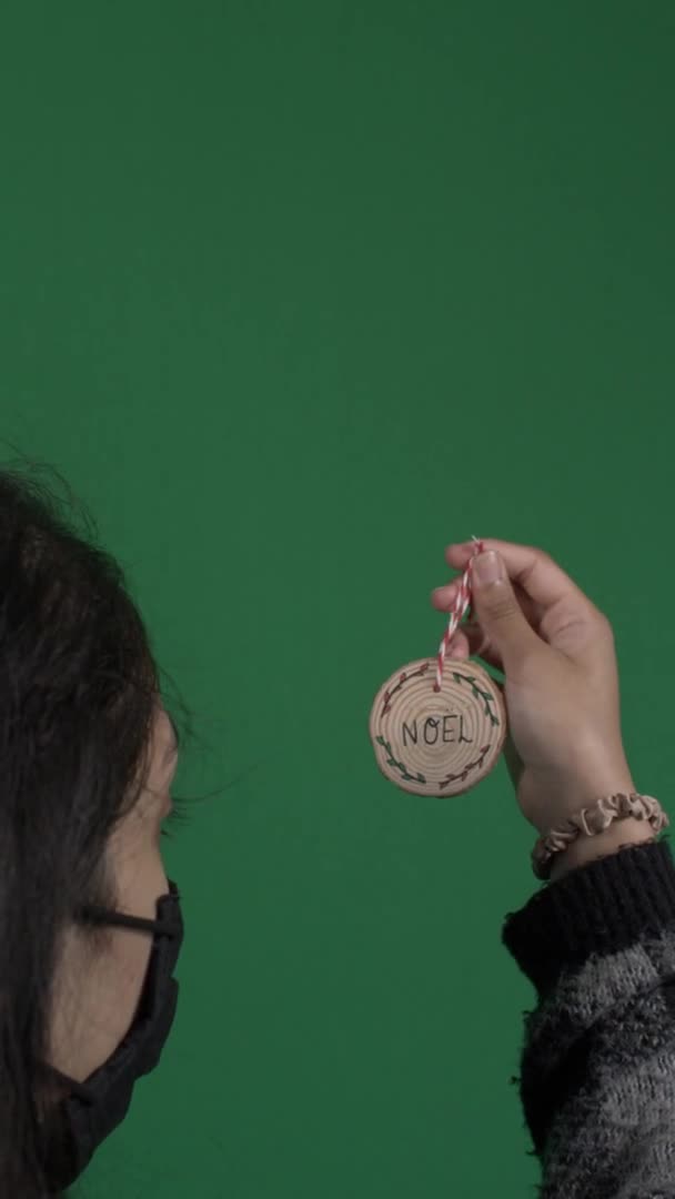 Mujer Joven Sosteniendo Alrededor Madera Noel Decoración Navidad Vídeo Vertical — Vídeos de Stock