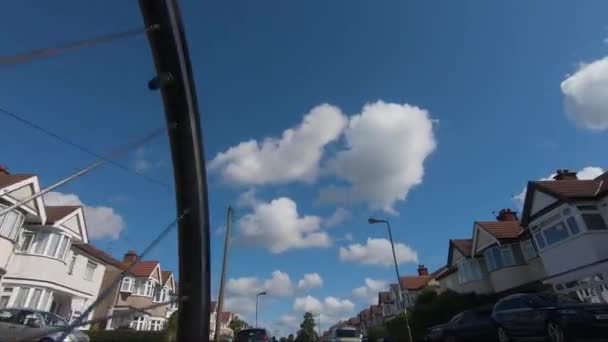 Punto Vista Ángulo Bajo Desde Rueda Delantera Ciclismo Por Calle — Vídeos de Stock