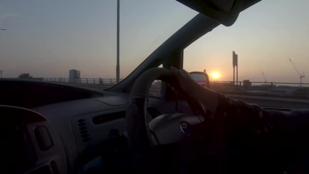 Fechar Mãos Femininas Volante Condução Longo Parkway Durante Pôr Sol — Vídeo de Stock