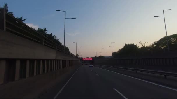 晚上沿着Uxbridge路下面的A312高速公路开车 跟随射击 — 图库视频影像