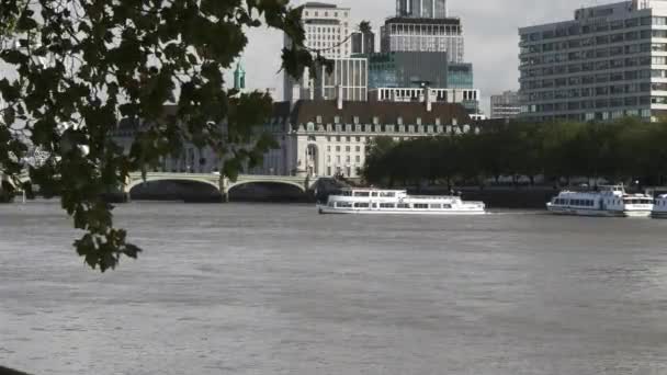 Σκάφος Κινείται Κατά Μήκος Του Ποταμού Τάμεση Κοντά Στη Γέφυρα — Αρχείο Βίντεο