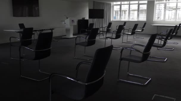 Cadeiras Sociais Distanciadas Grande Sala Conferências Vazia Durante Bloqueio Bloqueado — Vídeo de Stock