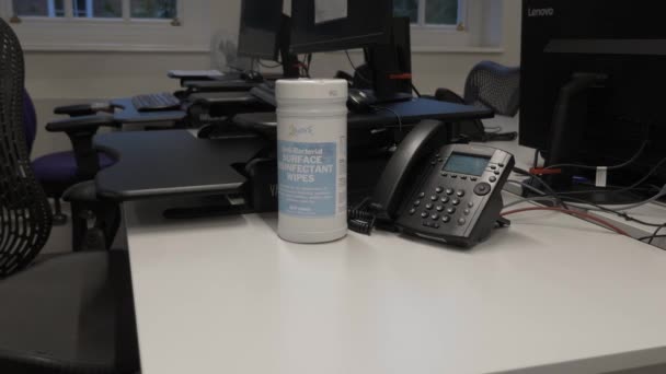 Große Antibakterielle Desinfektionsmittel Wischbehälter Auf Dem Schreibtisch Büro Abgeriegelt — Stockvideo