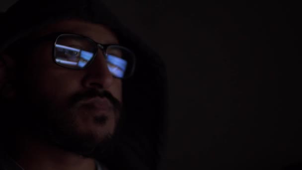 2016 Hooded Asian Male Reflection Computer Screens Seen Glasses Dark — 비디오