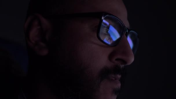 Azjatycki Mężczyzna Czytający Odbiciem Ekranów Komputerowych Widzianych Okularach Ciemnym Pokoju — Wideo stockowe