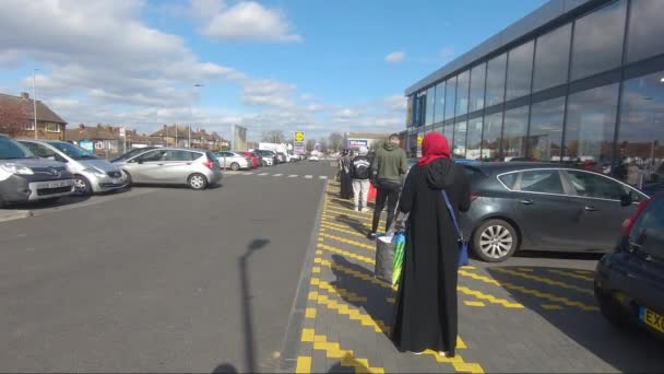 Αγοραστές Που Στέκονται Στην Ουρά Στο Χώρο Στάθμευσης Αυτοκινήτων Lidl — Αρχείο Βίντεο