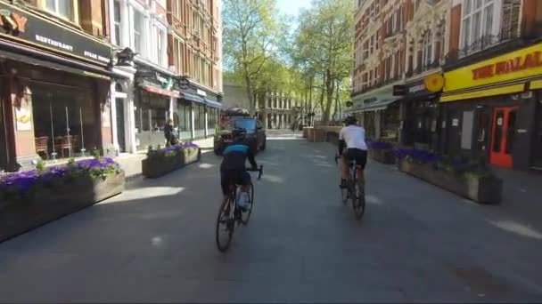 Dois Ciclistas Adultos Montando Irving Street Leicester Square Durante Lockdown — Vídeo de Stock