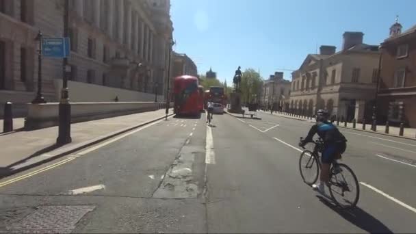 Cycliste Dangerously Going Red Routemasters Aux Feux Circulation Whitehall Londres — Video