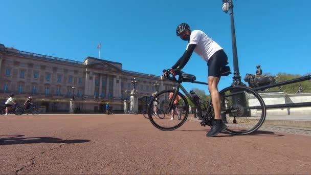 Cyklista Zastavuje Dělá Legrační Poses Před Buckinghamským Palácem Během Uzamčení — Stock video