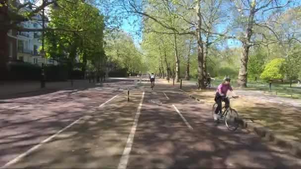 Fietsers Rijden Langs Birdcage Walk Tijdens Coronavirus Lockdown Londen Volg — Stockvideo