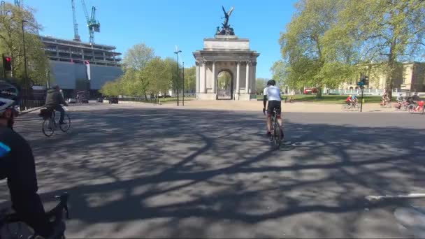 Ciclistas Machos Adultos Montando Bajo Arco Wellington Durante Encierro Del — Vídeos de Stock