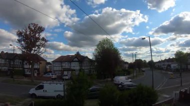 Harrow, Londra 'da bulunan mavi gökyüzü ve bulutlu yerleşim yerinin geniş açılı hızlandırılmış görüntüsü. Kilitli