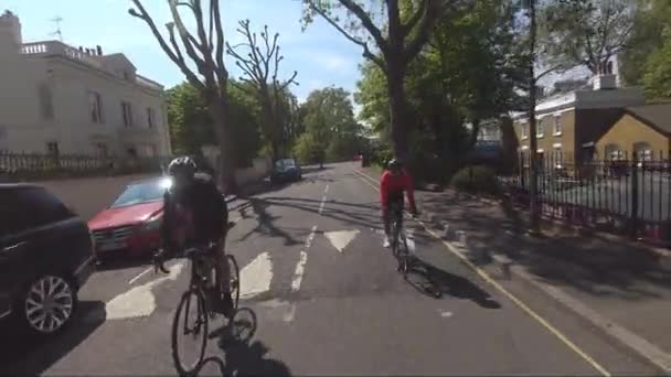 Dwóch Rowerzystów Jadących Aleją Maida Maida Vale Podczas Zamknięcia Londynie — Wideo stockowe