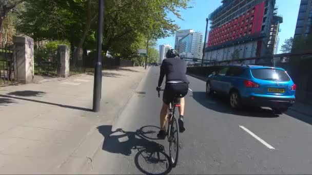 Felnőtt Férfi Kerékpáros Lovagol Harrow Road A40 Westway Mellett Londoni — Stock videók