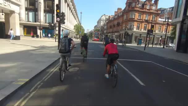 Ciclistas Descendo Oxford Street Durante Lockdown Londres Seguir Tiro — Vídeo de Stock