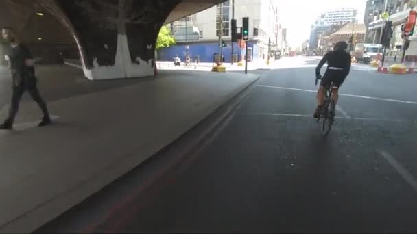 Hombre Ciclista Girando Edgware Road Durante Encierro Londres Seguir Shot — Vídeos de Stock