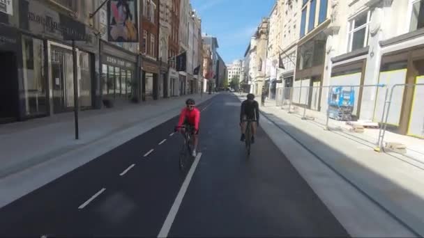 Δύο Αρσενικοί Ποδηλάτες Διασχίζουν Νέα Οδού Μποντ Κατά Διάρκεια Του — Αρχείο Βίντεο