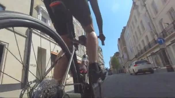 Jambes Mâle Dans Les Formateurs Vélo Dans Rue Pendant Verrouillage — Video