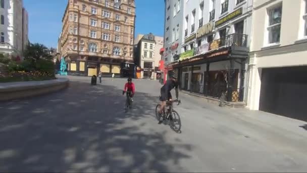 Följ Skott Två Vuxna Manliga Cyklister Rider Genom Tom Leicester — Stockvideo