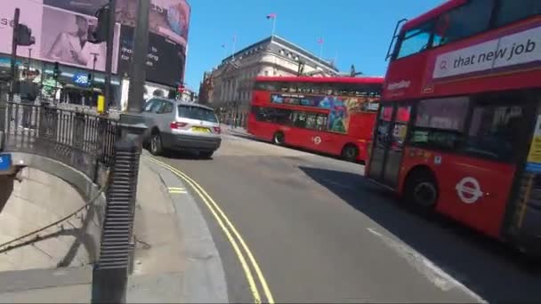 Pov Ciclismo Através Piccadilly Circus Durante Lockdown Londres Seguir Tiro — Vídeo de Stock