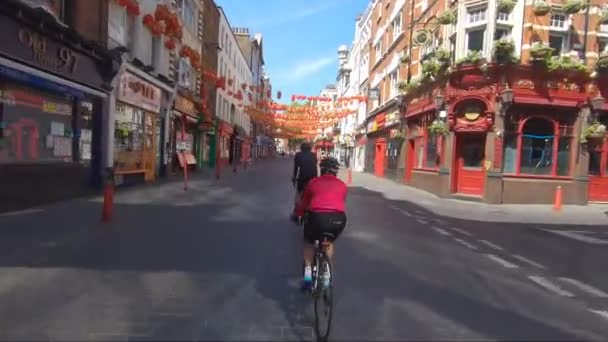 Ciclistas Viajando Por Debajo Chinatown Gate Durante Encierro Londres Seguir — Vídeo de stock