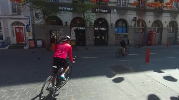 Ciclistas Que Cabalgan Por Chinatown Durante Encierro Londres Seguir Shot — Vídeo de stock