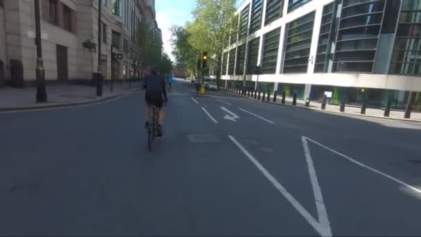 Kerékpárosok Lovagolnak Végig Lószállító Úton Londonban Lezárás Alatt Kövesd Lőtt — Stock videók