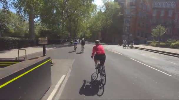 在伦敦 骑车人骑着马沿着Abingdon街行驶 然后沿着Millbank街行驶 跟随射击 — 图库视频影像