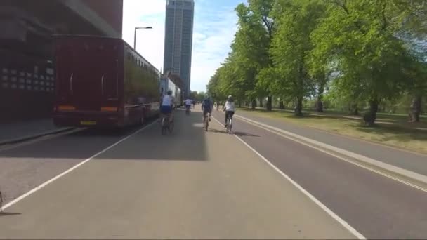 Kerékpárosok Bicikliznek Hyde Parkban Lezárás Alatt Londonban Parkoló Lószállító Mellett — Stock videók