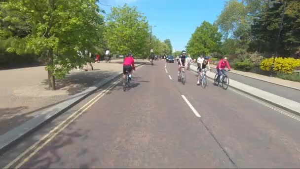 Велогонщики Едут Через Змею Останавливаются Пешеходном Переходе Время Изоляции Лондоне — стоковое видео