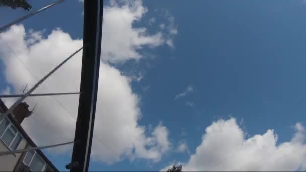 Pov Felnéz Blue Sky Bicikli Első Kerekének Felhőivel Kövesd Lőtt — Stock videók