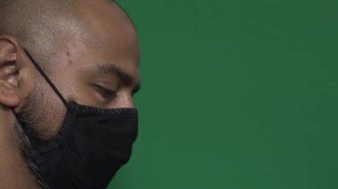 Yetişkin Erkek Yüzlü Maske Takan Aşağı Bakıyor. Sağ Taraf Görünümü, Yeşil Ekran