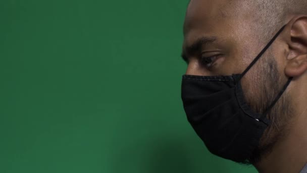 Dorosły Mężczyzna Noszący Maskę Twarzy Spoglądający Dół Widok Lewej Strony — Wideo stockowe