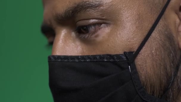 Adulto Masculino Vestindo Máscara Facial Olhando Para Frente Tela Verde — Vídeo de Stock