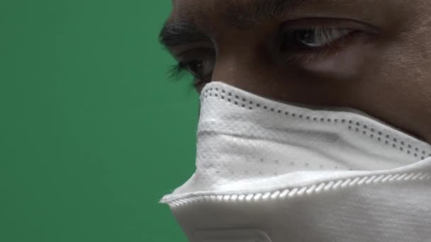 Adulto Masculino Vestindo Ffp3 Leitura Máscara Com Olhos Tela Verde — Vídeo de Stock