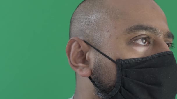 Dorosły Mężczyzna Maską Twarzy Patrzący Poza Ekran Widok Prawej Strony — Wideo stockowe