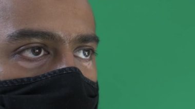 Siyah Pamuk Yüzlü Yetişkin Erkek Maske Giyiyor. Yeşil Ekran, Kilitli, Kapalı