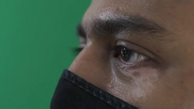 Pamuk Yüzlü Asyalı Erkek. Yeşil Ekran, Sol Taraf Görünümü, Kapat