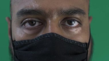 Yetişkin Erkek Siyah Pamuk Maske Kameraya Bakıyor. Kilitli, Yeşil Ekran