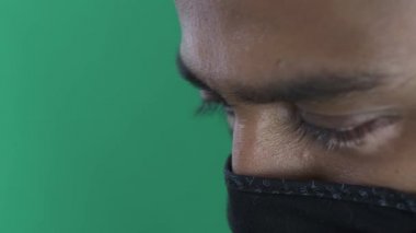Asya Erkek Kısmi Görünümü Yakından Yüzü Maskeli. Kilitli, Yeşil Ekran