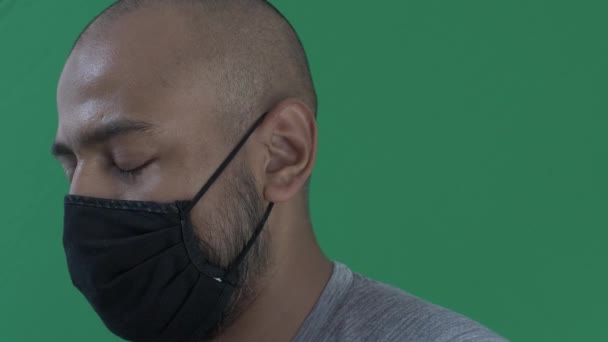 Masque Visage Homme Adulte Portant Regardant Hors Écran Vue Latérale — Video