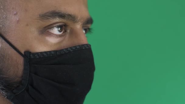 Voksen Mand Iført Ansigtsmaske Ser Fremad Højre Side Visning Grøn – Stock-video