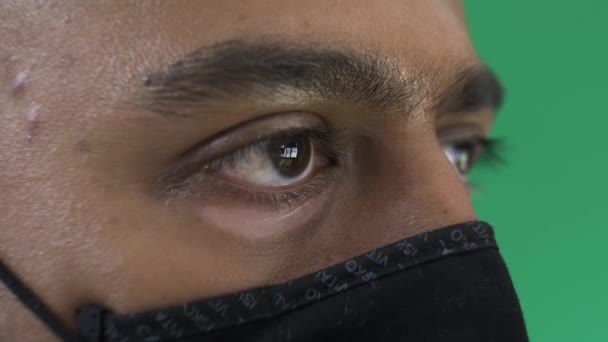 Asijský Muž Bavlněné Masce Zelená Obrazovka Pohled Pravé Strany Zavření — Stock video