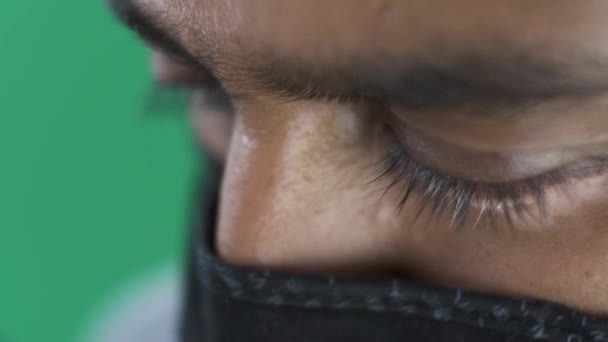 Näsa Bro Asiatiska Manliga Närbild Bär Ansiktsmask Makro Låst Grön — Stockvideo