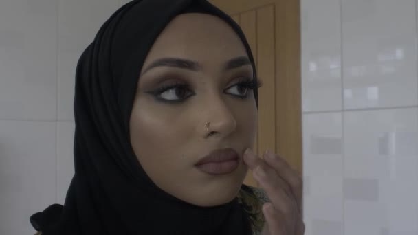 Jovem Mulher Muçulmana Checando Maquiagem Enquanto Olha Espelho Bloqueado — Vídeo de Stock