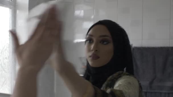 Genç Müslüman Kadın Tuvalet Temizleme Aynası Mendil Kullanıyor Kilitli — Stok video